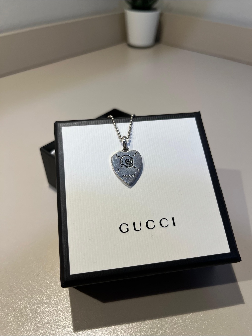 Gucci skull silver pendant